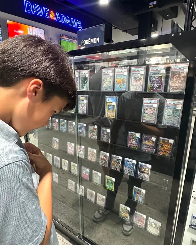 Nicola mirando una vitrina de cartas Pokémon graduadas