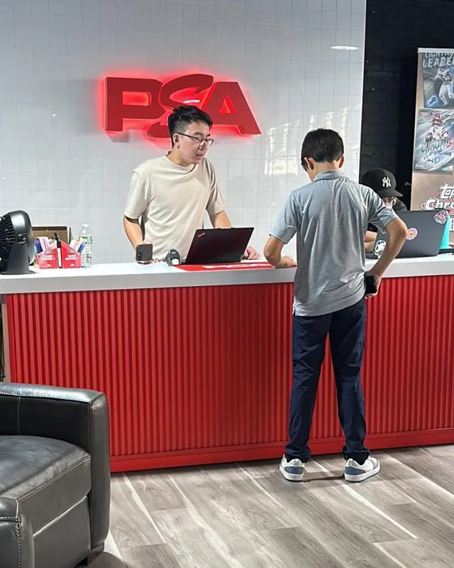 Nicola de espaldas en el mostrador de PSA